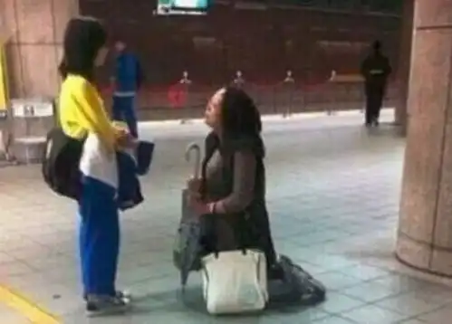 妈妈长跪一小时求儿子上学,儿子发文开心每一天