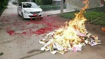 新车刚开回家搞仪式,放炮仗结果把车烧了  新车刚开回家搞仪式,放炮仗结果把车烧了