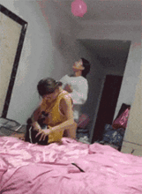  搞笑gif趣图妹子,一个气球就把你放倒,也太不小心了吧