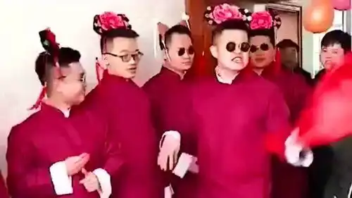  这群伴郎太能搞笑了,为了逗新娘和伴娘们开心,连小品都模仿上了