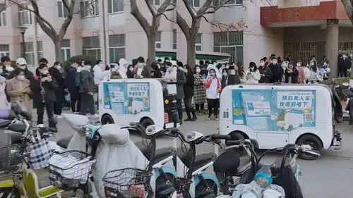  无人快递车被人群堵路,使小性子鸣笛求让路,搞笑一幕曝光
