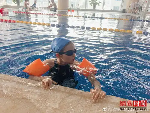  杨超越素颜游泳穿绑带泳衣秀美背