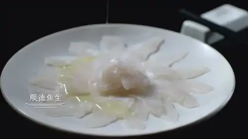 顺德鱼生的吃法,可比日本的生鱼片高级多了