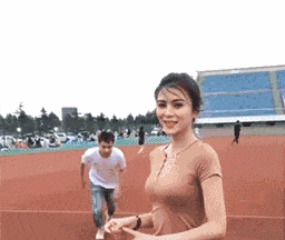  gif搞笑段子会做饭的女孩最美,这妹子是在搅拌鸡蛋吧