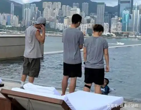  陈小春带jasper游泳父子俩打扮随性玩得开心