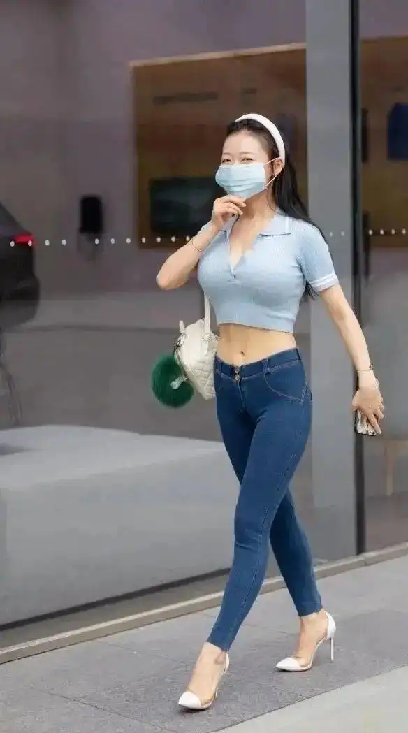  修身显瘦的牛仔裤美女们都喜欢,穿出苗条好身姿,尽显无限魅力