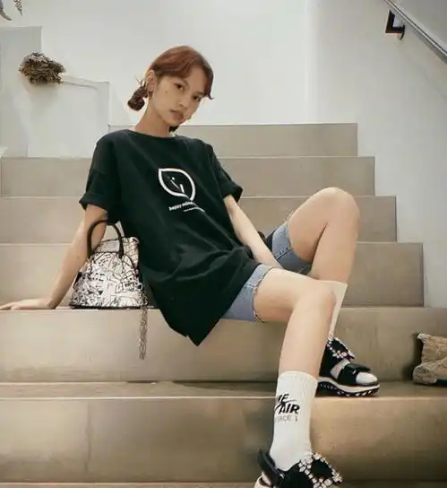 杨丞琳穿剪刀裤太个性,看到李荣浩深夜评论,网友心疼了  杨丞琳穿剪刀裤太个性,看到李荣浩深夜评论,网友心疼了