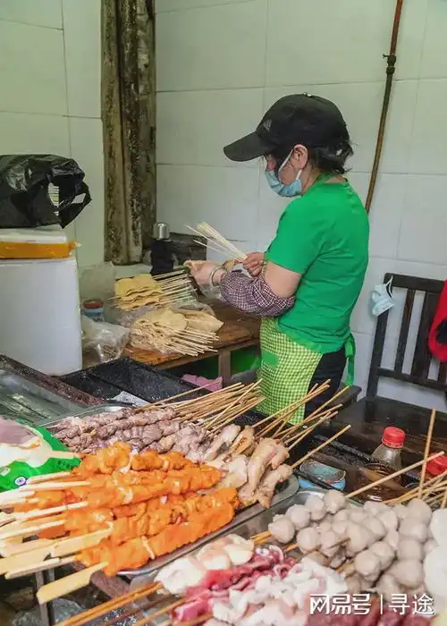  桂林脾气火爆的烧烤从地摊到小店,24年了还是只能站着吃