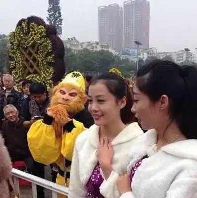  搞笑gif图片笑话段子趁媳妇睡觉偷偷看电影,被她发现了