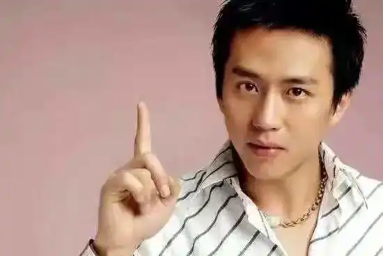 邓超与女星拍照惹争议女方坐大腿依偎太亲密,互动搞怪好似情侣  邓超与女星拍照惹争议女方坐大腿依偎太亲密,互动搞怪好似情侣