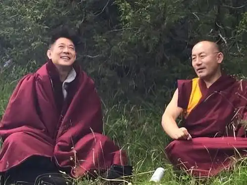  61岁李连杰和52岁韩红先后现身西藏,一个求佛一个做公益引热议