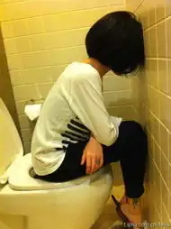  小s穿长裤上厕所网友热议裤子是否开档