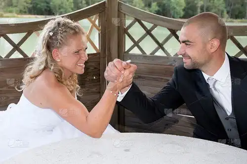 新婚夫妇在外面喜结连理其他图片  新婚夫妇在外面喜结连理其他图片