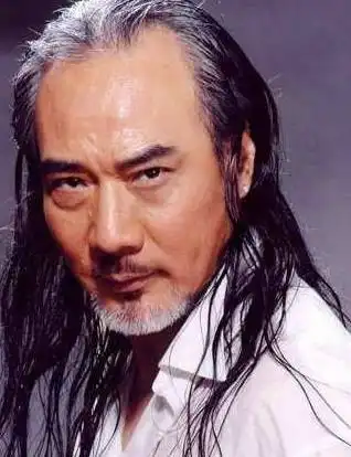  今70岁的徐少强,头发花白还在为10岁幼子打拼,坦言称有人找就拍