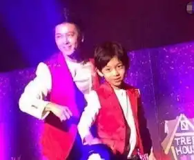  有一种整容叫kimi长大了,与幼时判若两人,小编告辞了