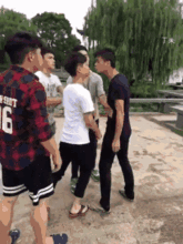  gif搞笑趣图我又不是追你的,你着急什么我回家吃饭