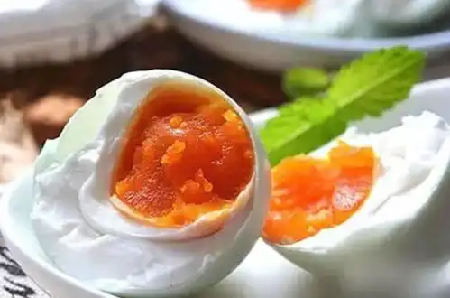  腌咸鸭蛋,只加盐就外行了多加7样,咸香入味,流油起沙,好吃味道