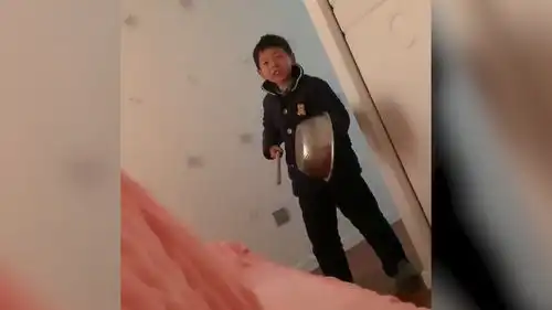  熊孩子放寒假,每天敲锣打鼓花式喊妈妈起床,妈妈快烦死了