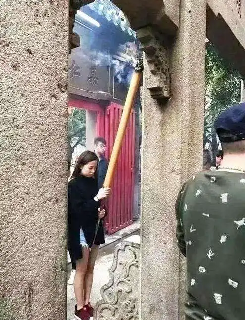  搞笑图片大爷这亮是经过风吹日晒才有的结果