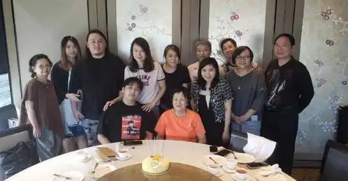 吴镇宇儿子费曼晒庆生视频,与妈妈温馨同框,王丽萍温婉知性  吴镇宇儿子费曼晒庆生视频,与妈妈温馨同框,王丽萍温婉知性