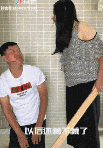  搞笑gif这就是拉着别人女朋友求婚的下场