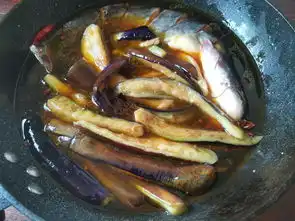  鲶鱼和茄子是绝配,东北特色的炖菜,鲶鱼炖茄子,撑死老爷子
