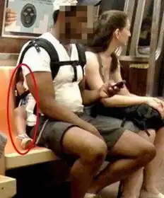 搞笑了奶奶打伞照一夜之间刷爆朋友圈,笑岔气了...哈哈哈  搞笑了奶奶打伞照一夜之间刷爆朋友圈,笑岔气了...哈哈哈