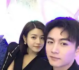  陈晓夫妇现身活动,看到背后的手,网友没能逃过已婚男的噩运