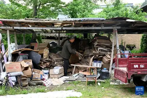 图片故事丨安徽岳西六旬收废品老人储德素的慈善人生  图片故事丨安徽岳西六旬收废品老人储德素的慈善人生