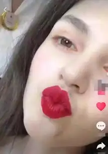  抖音混血女神走红,嘴巴嘟嘟萌炸天,网友p都不敢这样p