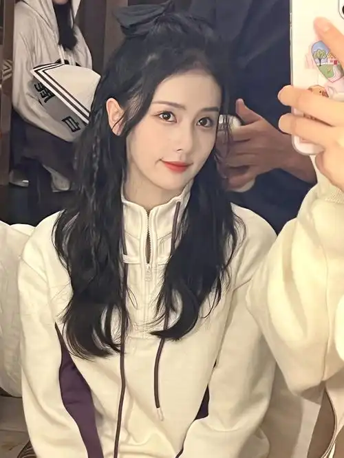  白鹿被媒体评年度最佳好感艺人,人美歌甜还幽默,宝藏女孩啊