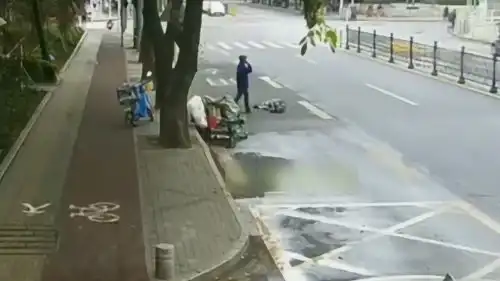  一位收废品老人在街边被货车碾压,接下来发生的太感人