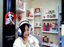  搞笑gif趣图美女,表情太夸张了吧,抽血而已真有那么痛吗