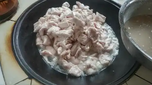  熬猪油,不要只会加食盐,多加一样调料,猪油香醇奶白