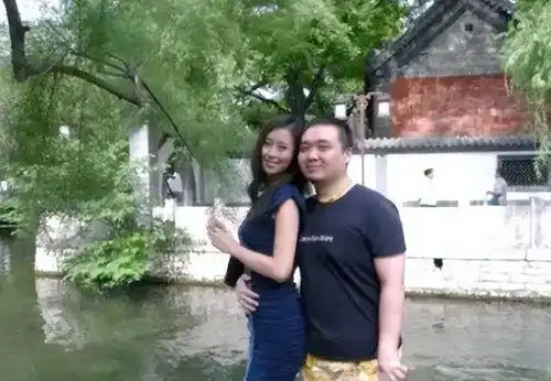  翟凌曾经的第一车模,遭男友报复全网皆知,婚后生子幸福美满