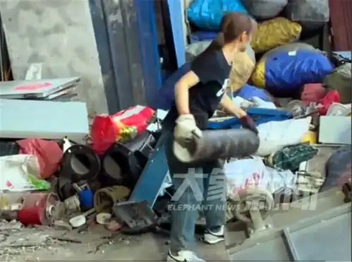 99年女孩白天是医生,晚上搞副业收废品收破烂儿比当医生挣得多  99年女孩白天是医生,晚上搞副业收废品收破烂儿比当医生挣得多