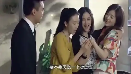  闺蜜组团恶搞男子,男子看到暗恋女生手指,瞬间石化了