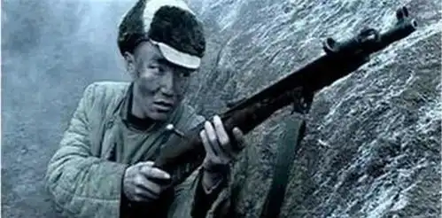  中美王牌狙击手对决,中国狙击之王没有瞄准镜,击毙对方