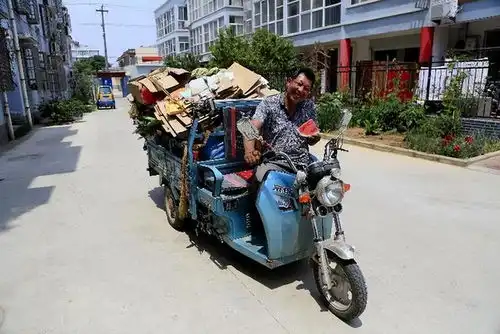 父亲退休三年,退休金4800,却和母亲迷上收废品,三年攒下40万  父亲退休三年,退休金4800,却和母亲迷上收废品,三年攒下40万