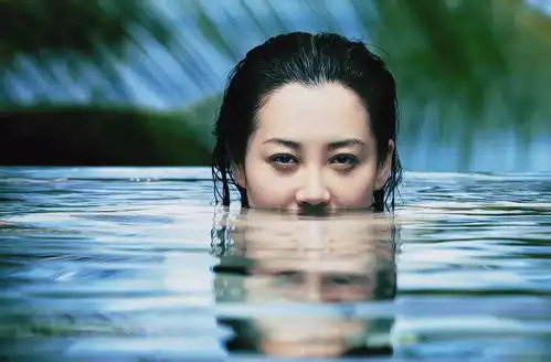  许晴高铁脱下袜子当眼罩用,网友真是有味道的眼罩,解锁新睡眠