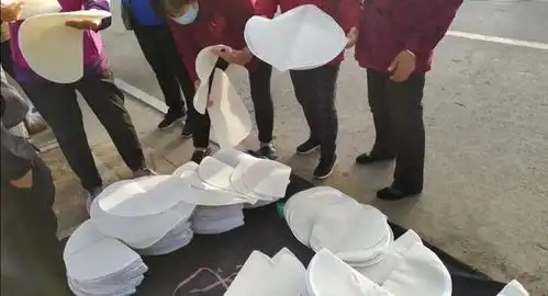  搞笑图在办公室的桌上摆个地摊,咋无人问津呢
