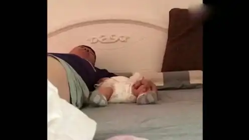 爸爸一打呼噜,吓得小萝莉差点坐起来,真是太好玩了  爸爸一打呼噜,吓得小萝莉差点坐起来,真是太好玩了