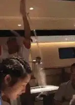  搞笑图片幽默段子笑话朋友,你怎么打羽毛球的能把球拍打弯