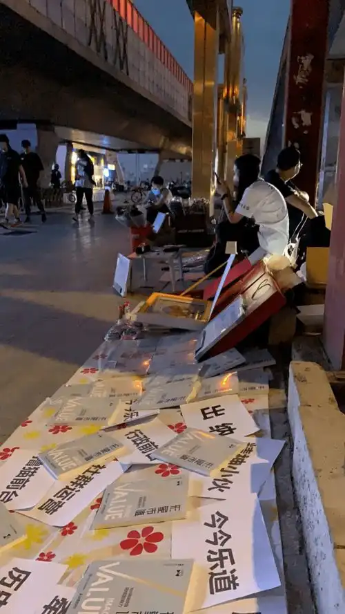 我们真的去摆地摊了,但没找到朋友圈中的地摊狂欢