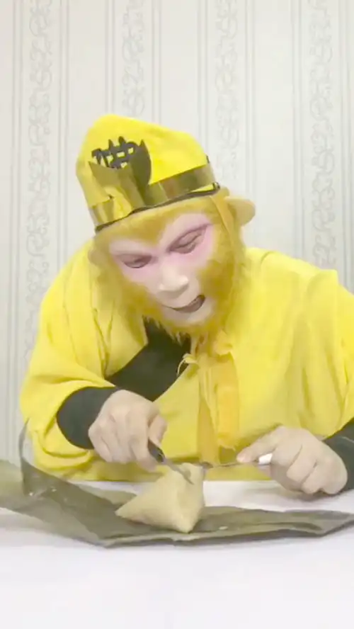  猴哥原来喜欢吃粽子啊太搞笑了吧