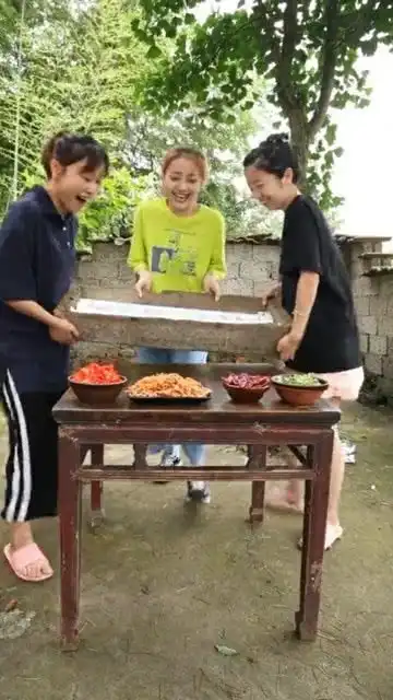 猪吃饭的槽照片大全
