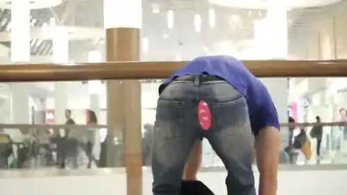  恶搞,露出屁股上的破洞,美女看到后表情与常人不同
