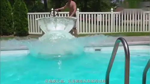  老外花费24小时,做出世界最大沐浴球,推进泳池里的瞬间好激动
