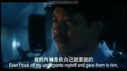  星爷被人抢劫搞笑扒光叫来警察,怎知还被对方当作神经病处理了