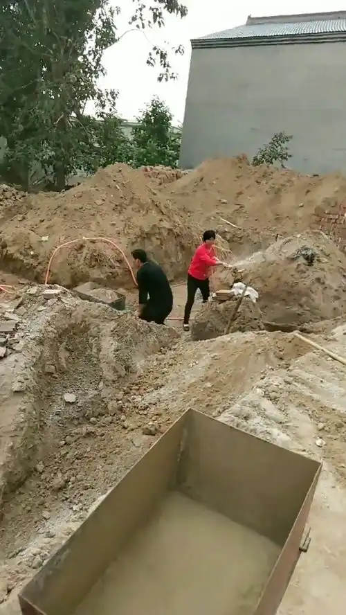 刚买的地基准备盖房子,邻居都过来帮忙,太让人暖心了  刚买的地基准备盖房子,邻居都过来帮忙,太让人暖心了